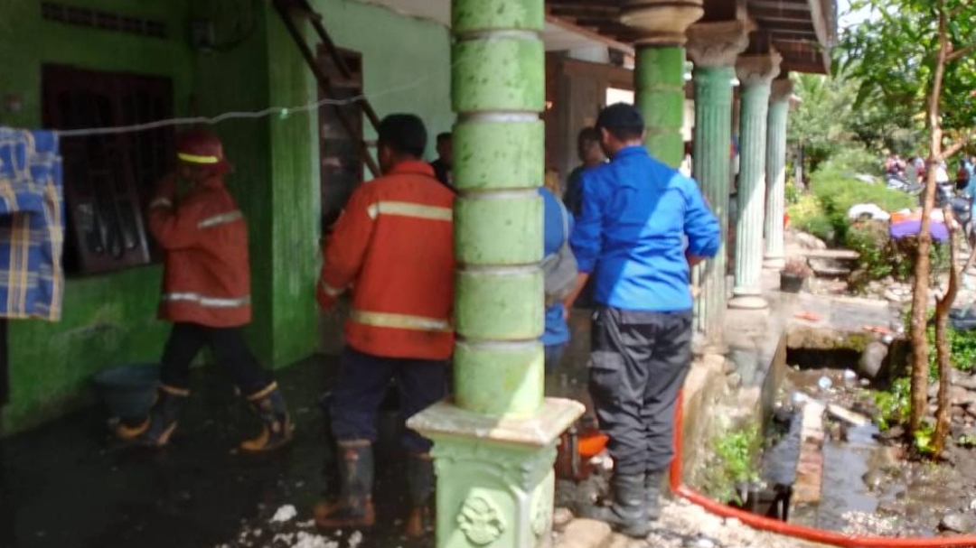 Petugas Damkar BPBD Binjai dilokasi dalam upaya pemadaman.(portalswara.com/Syahril)