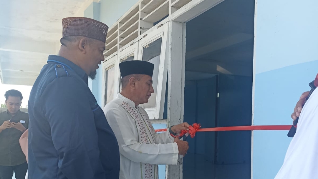 Edy Rahmayadi didampingi Ustadz Alfan saat melakukan pemotongan pita peresmian Yayasan Baitul Izzah Kota Binjai (portalswara.com/Syahril) 