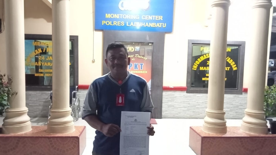 Sarbaini Harahap usai membuat laporan di Polres Labuhanbatu (portalswara.com/Zulkifli Harahap)