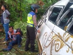 Toyota Hiace Terjun ke Jurang di Madina Akibat Sopir Kelelahan, 6 Luka Ringan