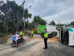 Truk Tanah Terbalik Macetkan Lalin, Sopir Ditilang