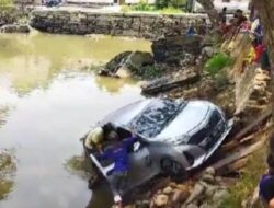 Mobil Berpenumpang Satu Keluarga Terjun Bebas ke Sungai