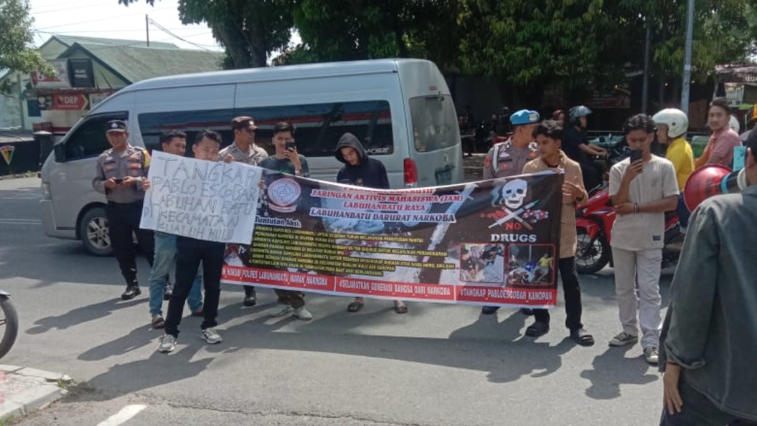 Jaringan Aktivis Mahasiswa (JAM) Labuhanbatu Raya unjukrasa meraknya peredaran Narkoba di Aek Kanopan (Labura) (portalswara.com/Zulkifli)