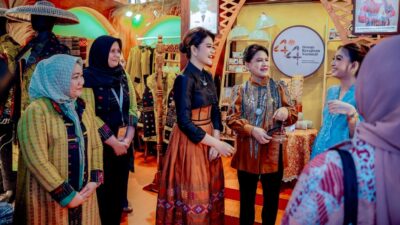 Ibu Negara Apresiasi Hasil Kerajinan Tangan Perajin Medan