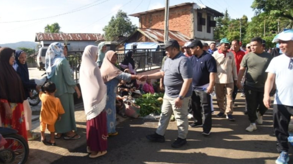 Suasana ketika Bupati Dolly dan rombongan melakukan Jalan Santai (portalswara.com/Tigor)