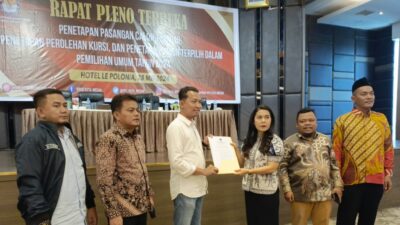 Penyerahan salinan penetapan ke Bawaslu Medan (portalswara.com/bambang) 