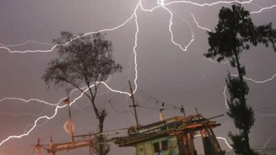 Hujan Disertai Petir Mengguyur Kota Medan Malam Hari Ini