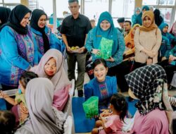 Kahiyang Ayu Beri Makanan Tambahan 34 Anak Stunting di Marelan
