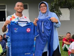 Masyarakat Peduli Olahraga Beri Bantuan Atlet Cricket Sumut Pakaian Training