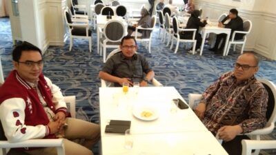 Ketua KPU Sumut Agus Arifin bersama Anggota Kotaris Banurea dan Frendianus Joni Rahmat Zebua (jaket merah) (portalswara.com/dok)