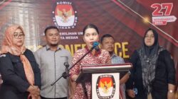 Ketua KPU Medan Mutia Atiqah didampingi Anggota KPU Medan Divisi Sosdiklih Parmas dan SDM Bobby Niedal Dalimunthe, Anggota KPU Medan Divisi Teknis Penyelenggaraan M Taufiqurraohman Munthe dan dua staf KPU Medan saat memberikan keterangan media. (portalswara.com/bambang)