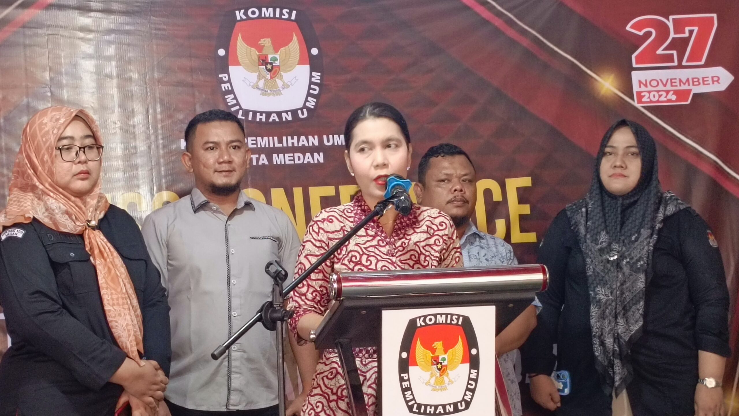 Ketua KPU Medan Mutia Atiqah didampingi Anggota KPU Medan Divisi Sosdiklih Parmas dan SDM Bobby Niedal Dalimunthe, Anggota KPU Medan Divisi Teknis Penyelenggaraan M Taufiqurraohman Munthe dan dua staf KPU Medan saat memberikan keterangan media. (portalswara.com/bambang)