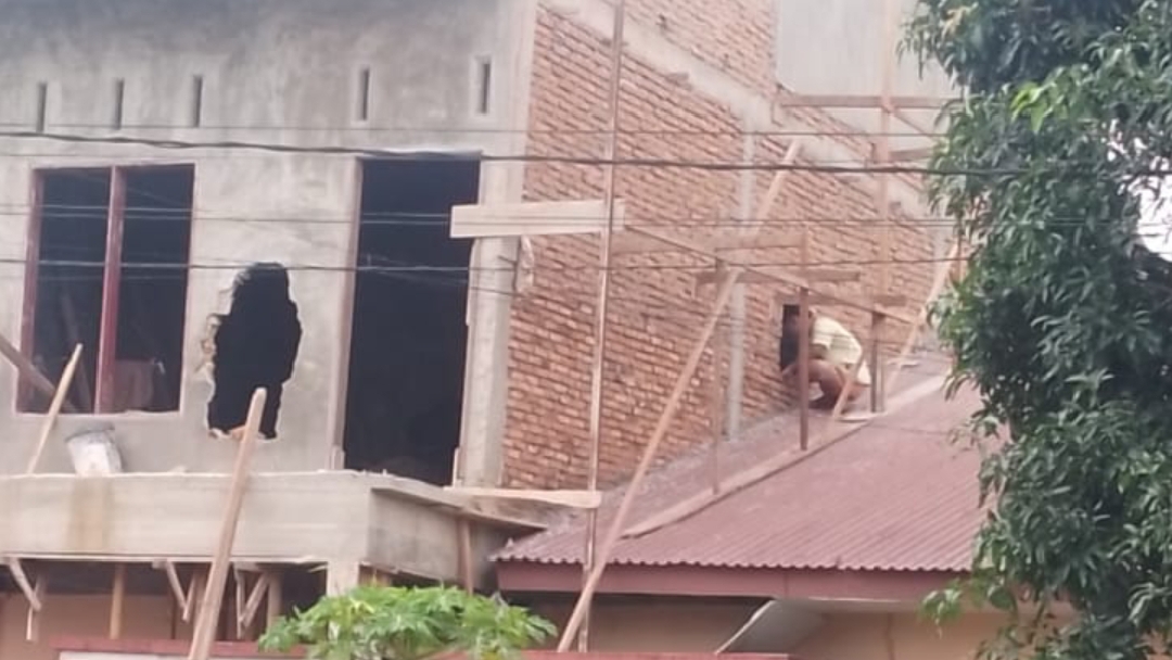 Kondisi dinding di lantai 2 bolong setelah dibongkar Satpol PP Kota Medan (portalswara.com/dok)