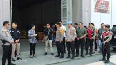 Ketua KPU Medan Mutia Atiqah dan Kapolres Pelabuhan Belawan AKBP Janton Silaban SH SIK MKP tinjau gudang logistik Pilkada Medan (portalswara.com/dok)