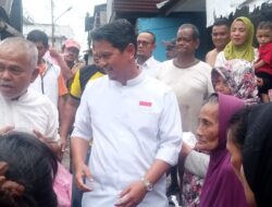 Prof Ridha Bawa Ratusan Nasi Bungkus untuk Korban Banjir Kampung Aur Medan, Warga Terharu dan Senang