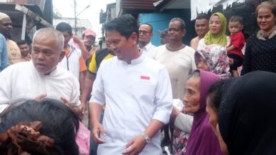 Prof Ridha Bawa Ratusan Nasi Bungkus untuk Korban Banjir Kampung Aur Medan, Warga Terharu dan Senang