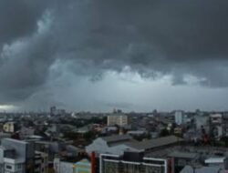 Kabut Jelang Siang Kembali Menyelimuti Kota Medan Sore Hari