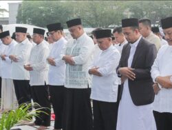 Rico Waas Bersama Ribuan Masyarakat Salat Ied di Lapangan Merdeka