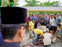 Rico Waas Saksikan Penyembelihan Sapi Kurban Presiden Prabowo Subianto di Masjd Raya Al Osmani