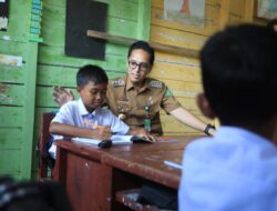 Rico Beri Perhatian Khusus Sekolah Dasar di Kampung Nelayan Belawan