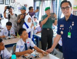 Rico Waas Tinjau Langsung Pelaksanaan Program Makan Bergizi Gratis di SMPN 20