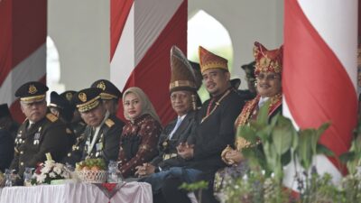 HUT ke-80 Kemerdekaan RI, Gubernur, Wagub dan Sekdaprov Sumut Kompak Pakai Baju Adat