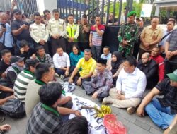 Minus Wong Chun Sen, 3 Pimpinan dan 7 Anggota DPRD Medan Temui Massa Aksi HMI