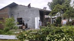 Hujan Angin Kencang Terbangkan Atap Rumah dan Tumbangkan Pohon Warga