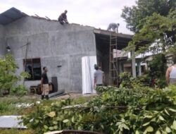 Hujan Angin Kencang Terbangkan Atap Rumah dan Tumbangkan Pohon Warga