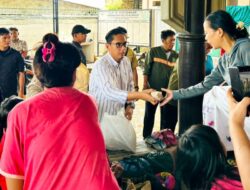 Rico Waas Kunjungi dan Salurkan Bantuan Logistik untuk Pengungsi Banjir
