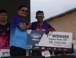 Sekdaprov Sumut Serahkan Piala Pemenang Lari Lintas Alam Trail of The Kings Danau Toba