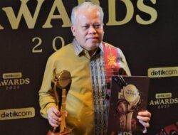 Dr Harli Siregar Terima Penghargaan Tokoh Pendorong Keterbukaan Informasi Lembaga Hukum