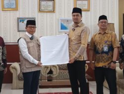 Dirut Perumda Tirtanadi Bagikan 5.974 Handuk Untuk Jamaah Calon Haji Embarkasi Medan, Ardian Surbakti:  Mohon Doakan Tirtanadi Agar Terus Amanah Melayani Masyarakat