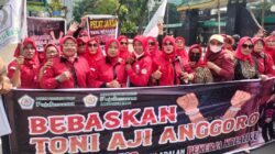Pujakesuma Minta Toni Aji Dibebaskan, Ada Kompol (P) Trila Murni di Aksi Demo Pagar Pengadilan Digoyang Jalan Diblokir