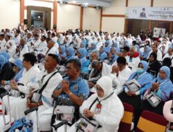 Lepas Kloter Terakhir Embarkasi Medan, Kakanwil Kemenhaj Sumut: Jaga Kekompakan, Disiplin dan Patuhi Aturan di Tanah Suci