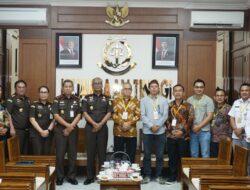 Perkuat Sinergi Pengawasan dan Penegakan Hukum, Kajati Terima Kunjungan Ketua KPU Sumut