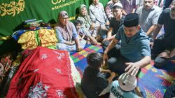 Melayat ke Rumah Duka Nelayan di Nisel, Bobby Kuliahkan dan Siapkan Pekerjaan untuk Anak Almarhum