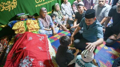 Melayat ke Rumah Duka Nelayan di Nisel, Bobby Kuliahkan dan Siapkan Pekerjaan untuk Anak Almarhum