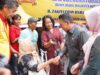 Zakiyuddin Harahap Ikut Ambilkan Makanan untuk Lansia di Jalan Lombok