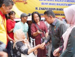 Zakiyuddin Harahap Ikut Ambilkan Makanan untuk Lansia di Jalan Lombok