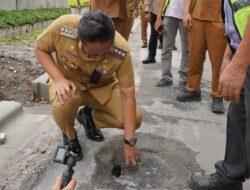 Rico Waas Tinjau Pembangunan Trotoar di Jalan Juanda dan Merak Jingga