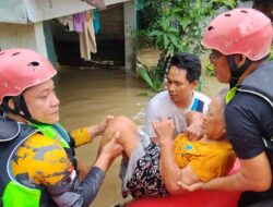 Rico Waas Gerak Cepat Tangani Banjir, BPBD Siaga Sejak Malam, Damkar Dikerahkan Bersihkan Sisa Lumpur